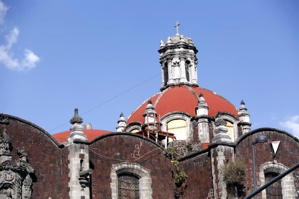 Queda todavía pendiente la restauración de la cúpula y nave central.