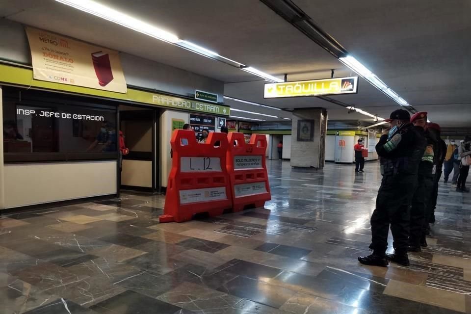 Una bebé de año y medio que iba con su abuelita se desvaneció y murió cerca de los torniquetes del Metro Zapata; paramédicos tardaron alrededor de media hora en arribar.