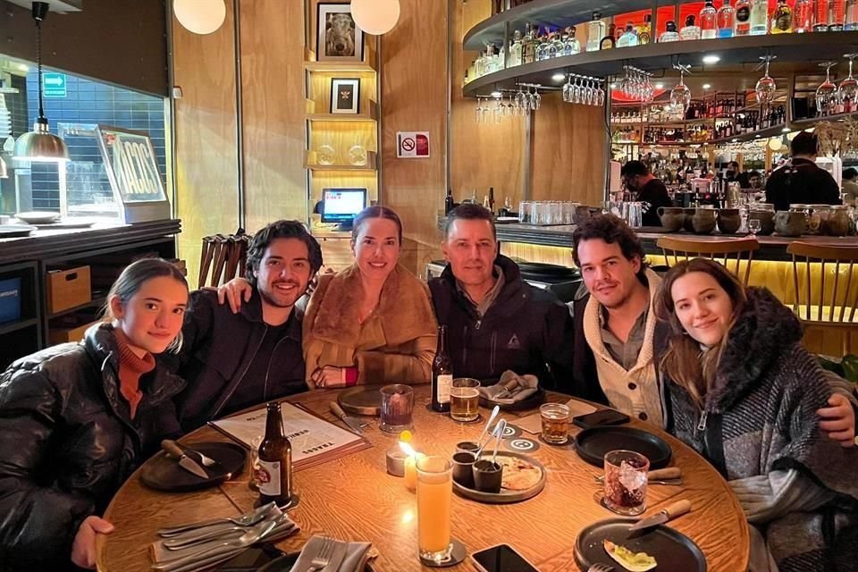 Sofía Garza, Homero Garza, Laura Cárdenas de Garza, Homero Garza, Diego Mendoza y Ana Laura Garza
