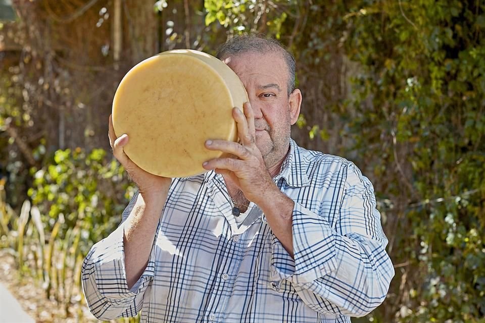 Desde su laboratorio en Atotonilco el Alto, Salvador González Rubio, crea y añeja los quesos estilo europeos que dan sabor a platos de restaurantes como Pujol, en CDMX.