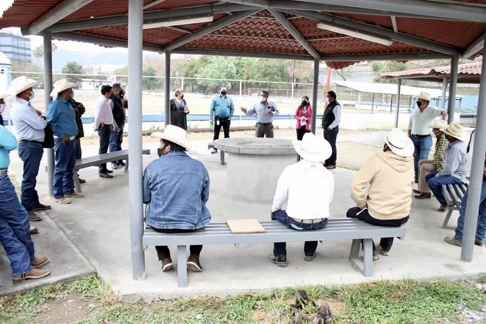 Ejidatarios afectados viajaron 320 kilómetros para venir a las oficinas centrales de AyD en Monterrey a exigir una solución.