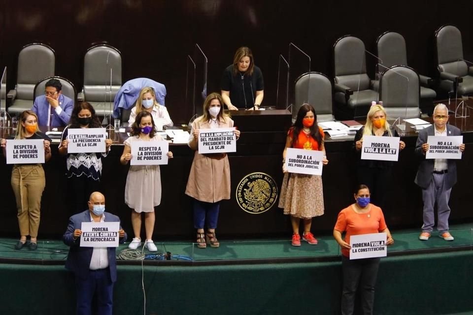 Legisladores de Oposición expresaron su rechazo con pancartas.