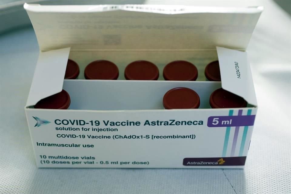 Tres semanas después de recibir la primera dosis, ya sea de la vacuna de AstraZeneca y la Universidad de Oxford como de la de Pfizer-BioNTech, las tasas de infección cayeron en un 65 por ciento.