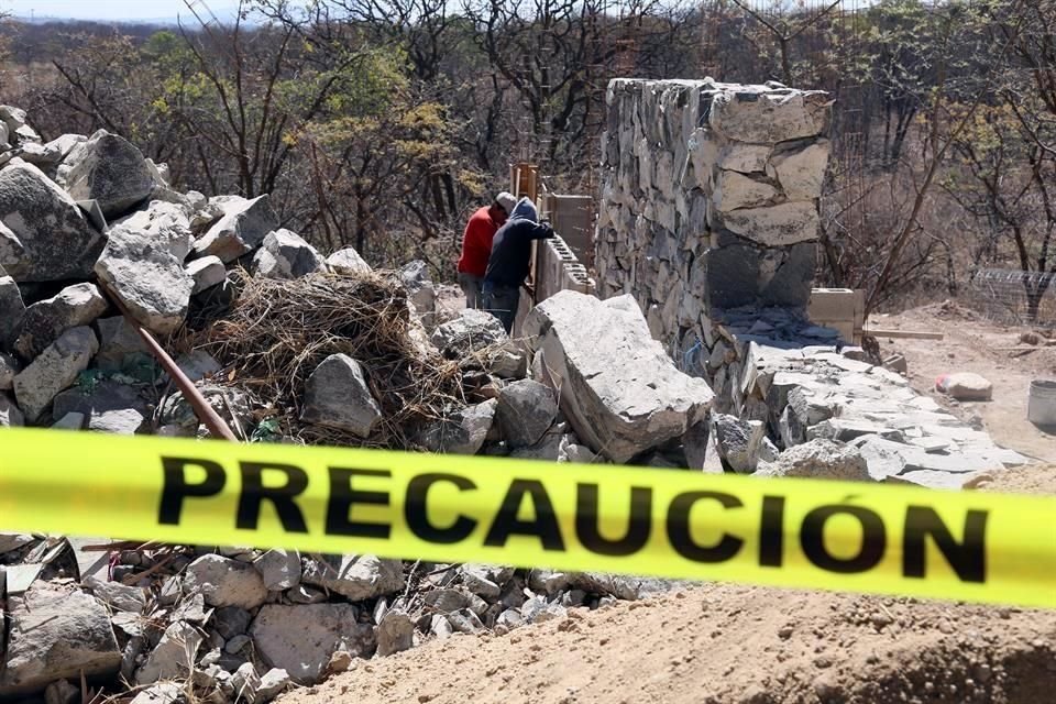 Según los manifestantes, la obra que contempla la construcción de 21 casas, estaría violando los planes parciales de desarrollo urbano de la zona y diversas leyes como la de vida silvestre.