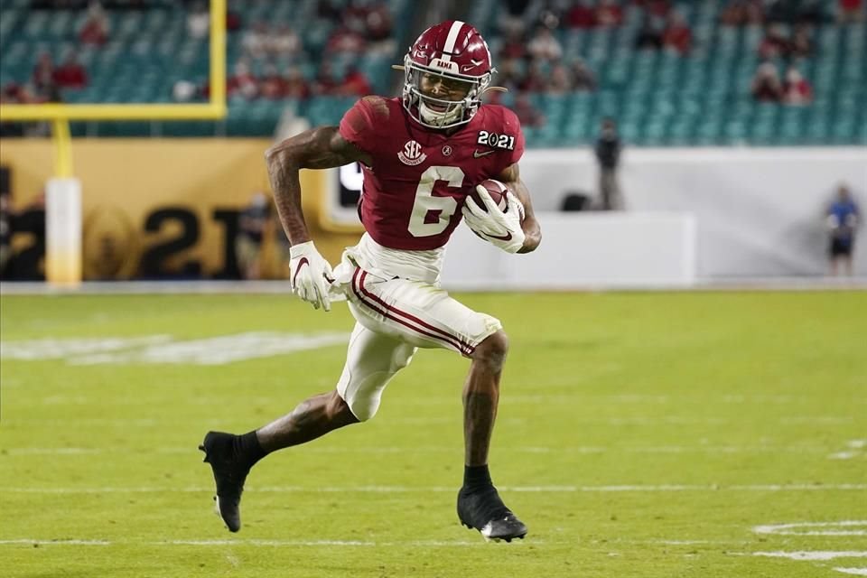 DeVonta Smith, ganador del Heiman, estará entre los invitados.