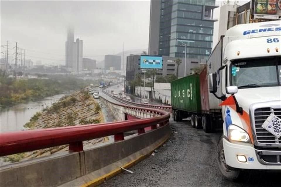 En plena hora pico, un tráiler bloqueó la gaza del Bulevar Antonio L. Rodríguez y colapsó la vialidad por casi dos horas.