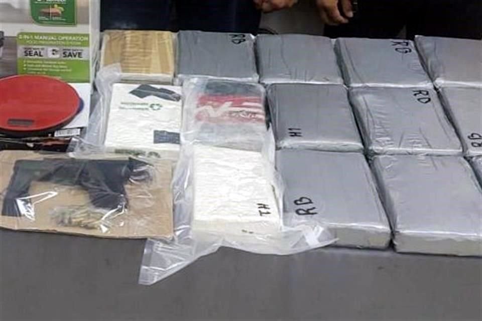 La Policía Federal Ministerial les aseguró 36 paquetes de cocaína, 2 vehículos y un arma de fuego.