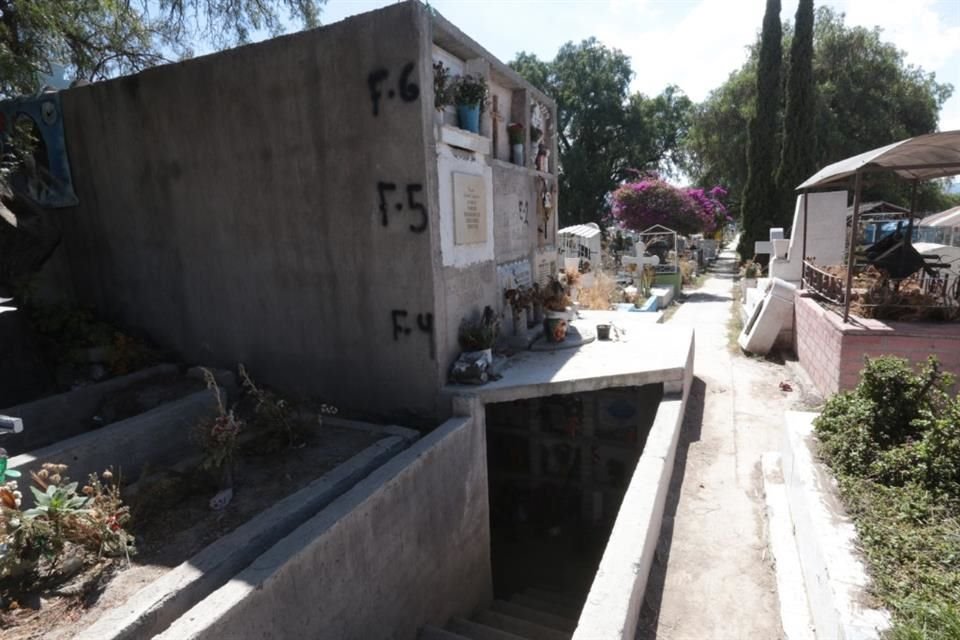 La construcción que era utilizada como oficina del camposanto quedó clausurada. Hoy alberga 18 cajones.