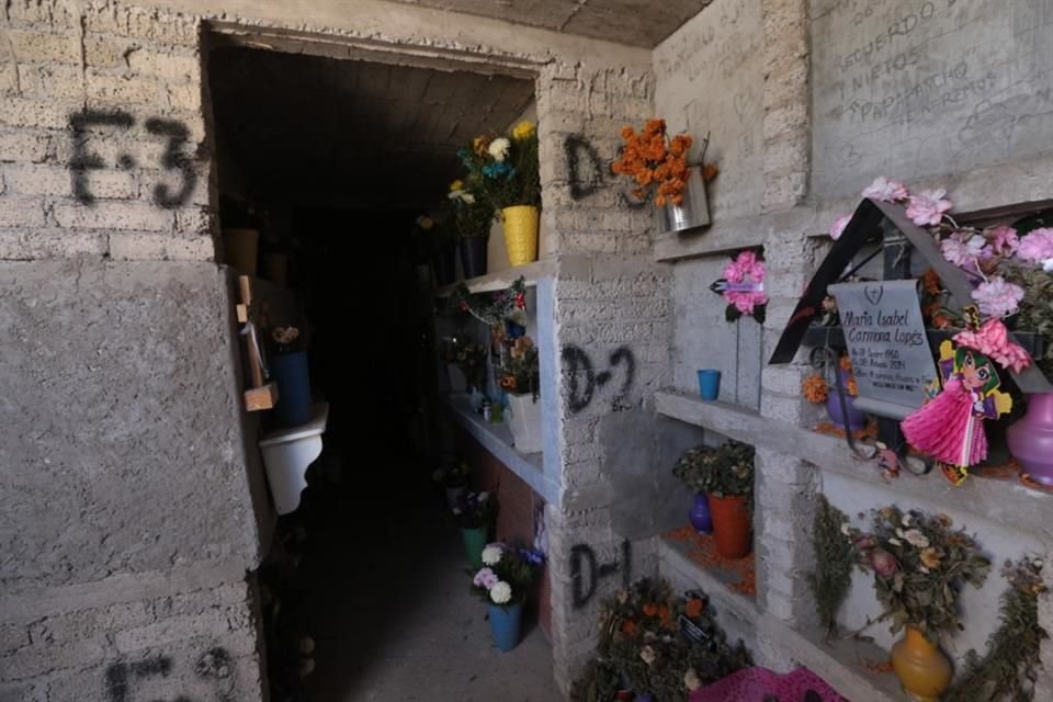 Previo a la pandemia, el panteón sólo contaba con tumbas en el piso y nichos para guardar cenizas.