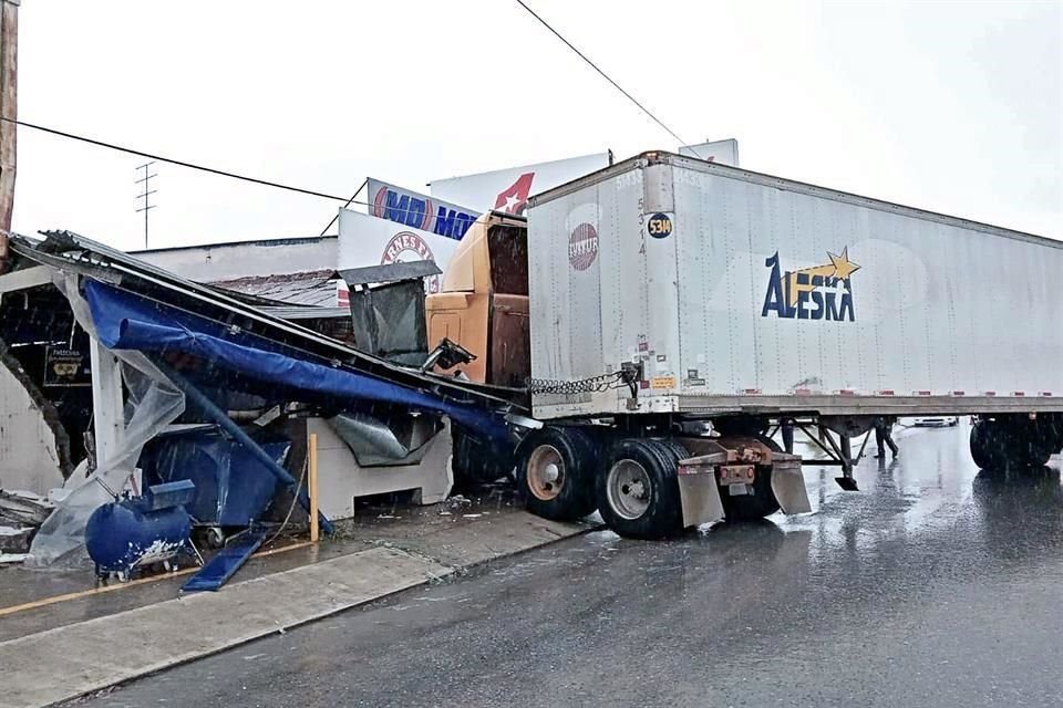 También se registró un accidente en el municipio de Allende, donde un tráiler terminó estrellándose contra dos negocios.