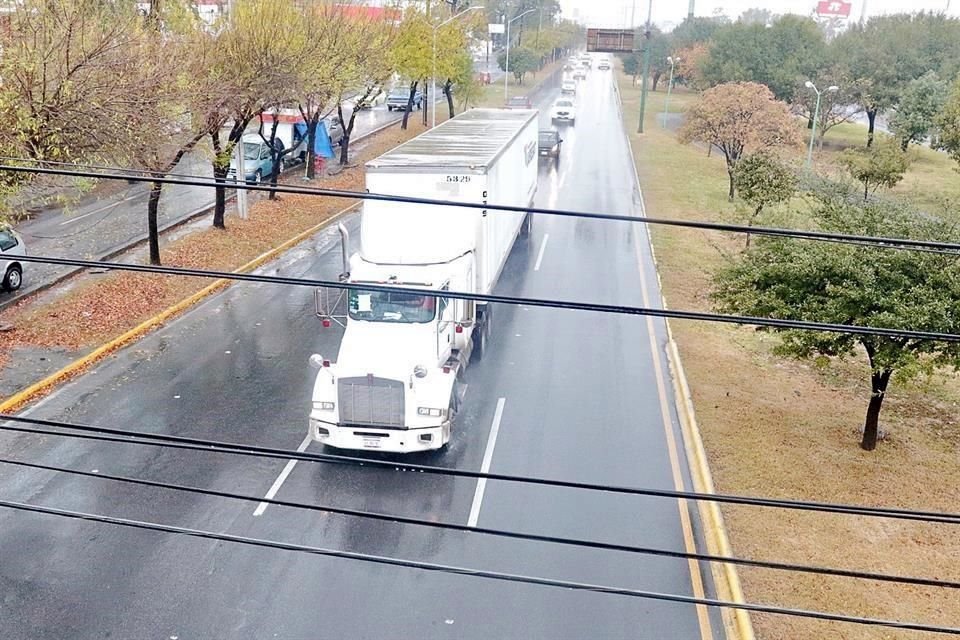 Durante el día fueron captados algunos tráileres circulando por avenidas donde no está permitido, por ejemplo en Lázaro Cárdenas.