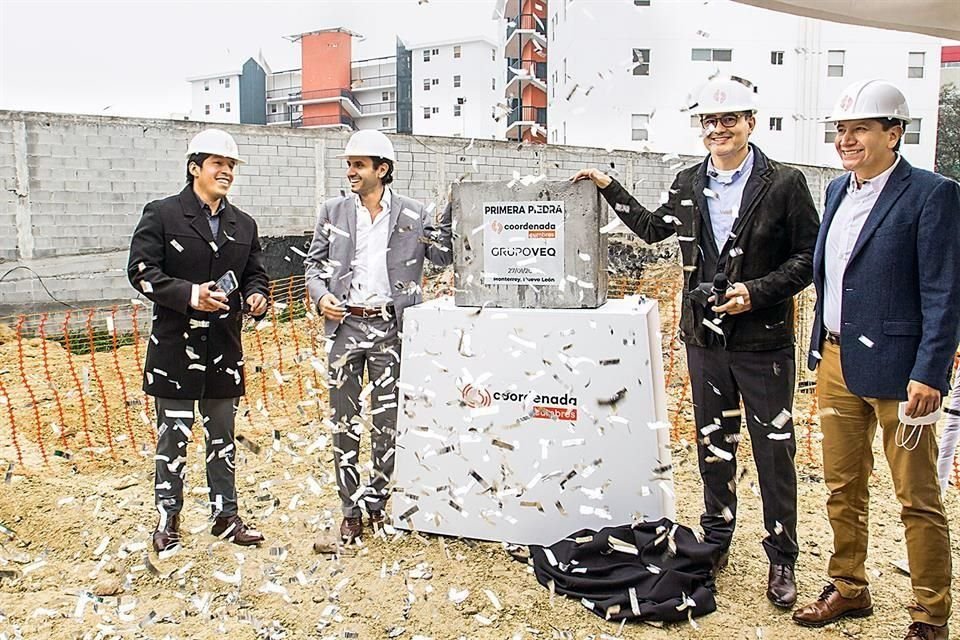 Colocación de la primera piedra.
