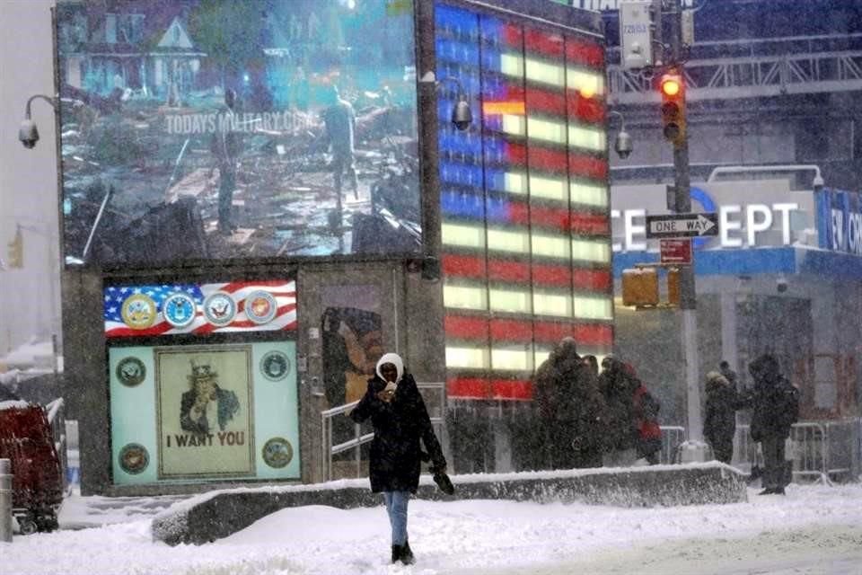Una mujer camina en la zona de Times Square, en Nueva York.