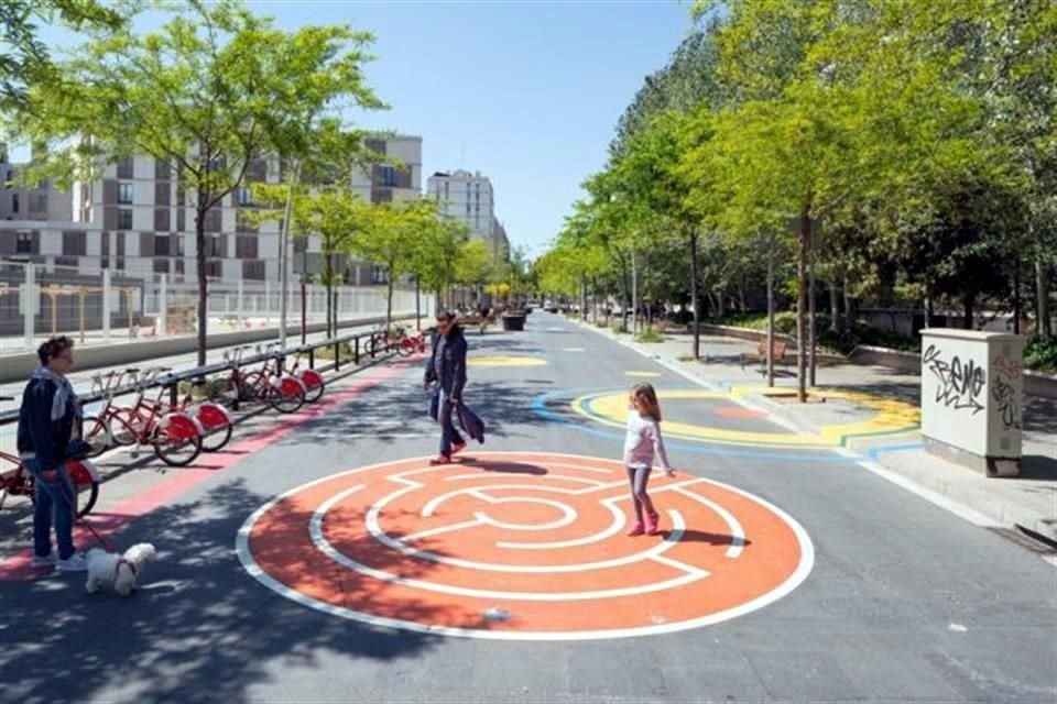 Con una velocidad máxima de 10 kilómetros, el tránsito motorizado se reduce a servicios de emergencia y conexiones con inmuebles de servicios o de comercio.