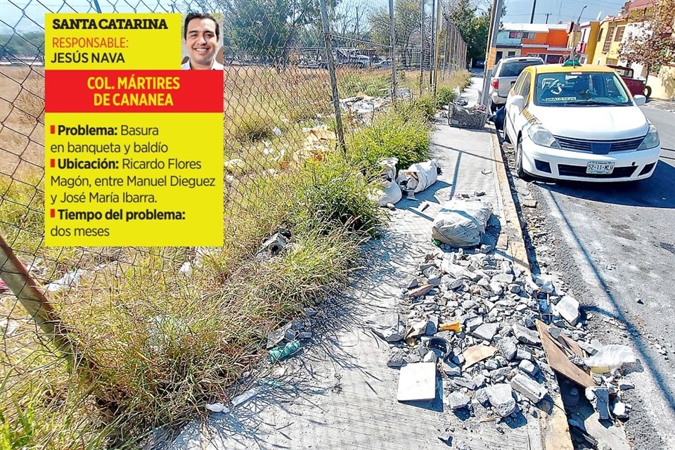 Los peatones se ven obligados a bajar a la calle por los desechos que invaden la banqueta de la calle Ricardo Flores Magón.