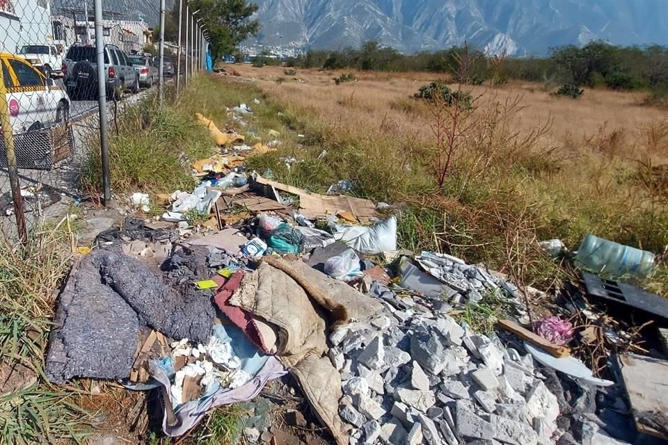 Aunque está bardeado, el lote baldío se ha convertido en un tiradero de basura en la Colonia Mártires de Cananea.