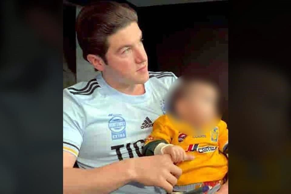 Samuel García con el bebé de Capullos.