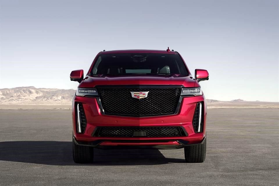 Al exterior resaltan elementos como cuatro salidas de escape, kit aerodinámico y en el frente, una parrilla tipo panal en negro brillante.