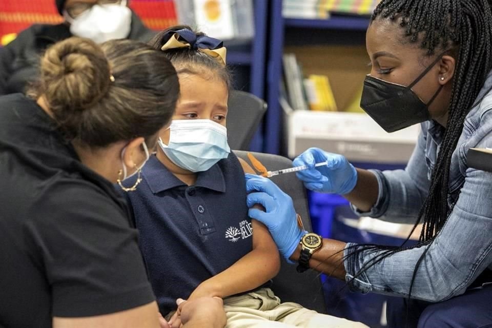El personal médico vacuna a la estudiante de primer grado Kristen Cruz, de 6 años, en Nueva Orleans.