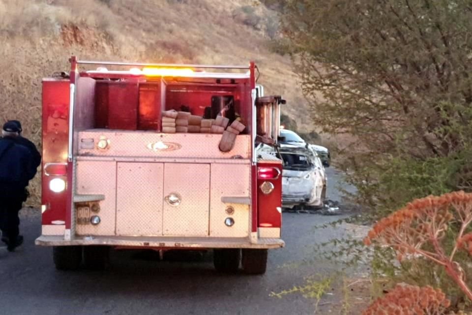 Dos personas fueron halladas carbonizadas en el interior de un vehículo que fue abandonado e incendiado en calles de la Colonia Misión del Campanario, en Tonalá.