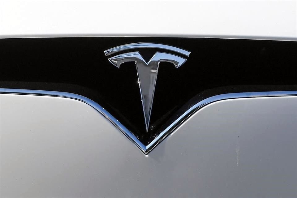 Ingenieros de Tesla afirman que la compañía no hizo ningún cambio en su tecnología de asistencia al conductor para tener en cuenta el cruce de tráfico en los casi tres años entre dos accidentes fatales, el segundo de los cuales será llevado a juicio en octubre.