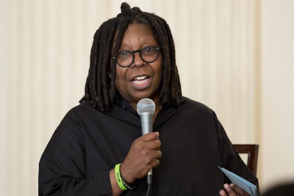 La actriz Whoopi Goldberg se disculpó por decir que el Holocausto no era un hecho racial, declaración que provocó reacciones adversas.