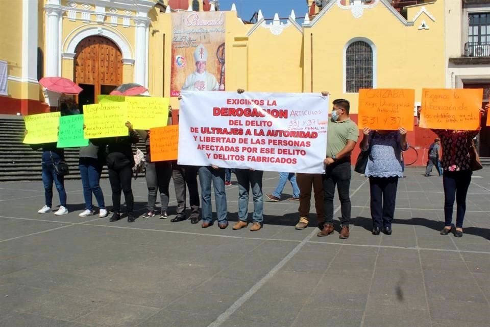 Un grupo de personas exigió en Xalapa, Veracruz, la liberación de presos por ultrajes a la autoridad.