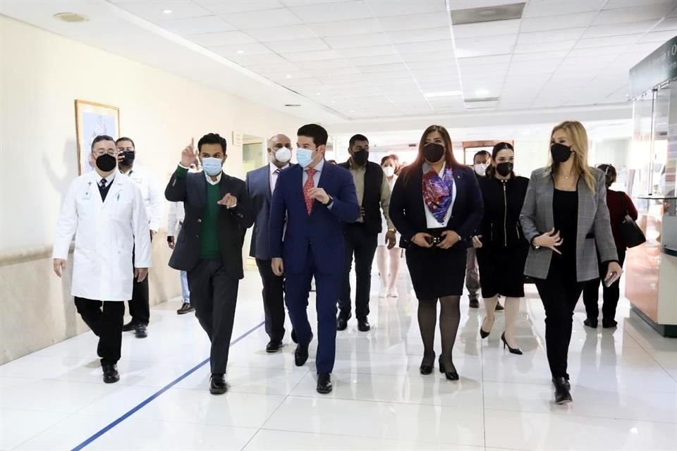 Zoe Robledo asistió a la reunión del Consejo Consultivo del IMSS Nuevo León, donde se oficializó el cambio de delegado con el médico Tonatiuh Ortiz Castillo.