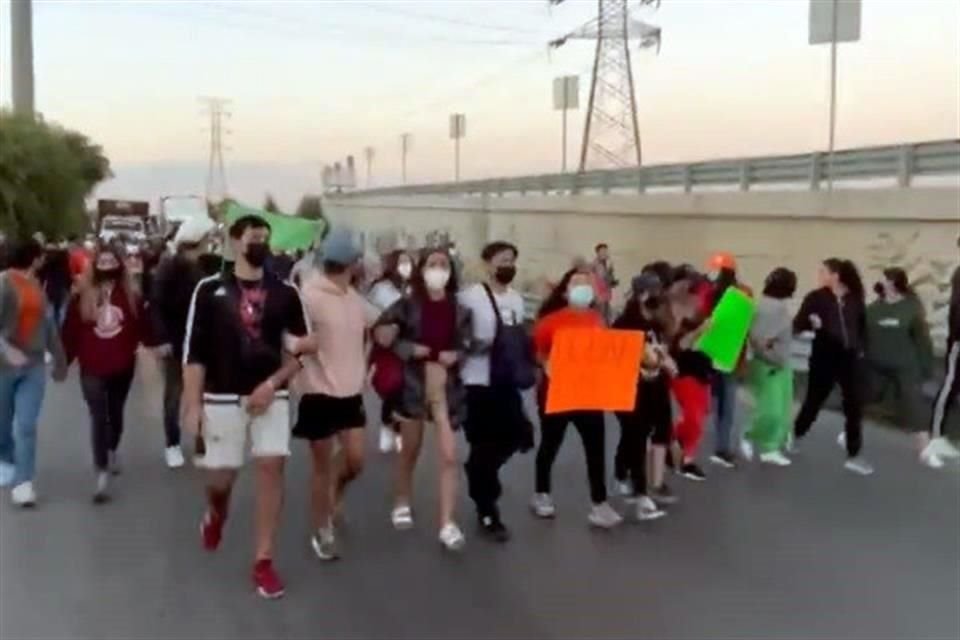 Al comprobar que el campus continúa cerrado pese a orden judicial, alumnos de la UDLAP tomaron vía que conduce a Cholula en ambos sentidos, en Puebla.