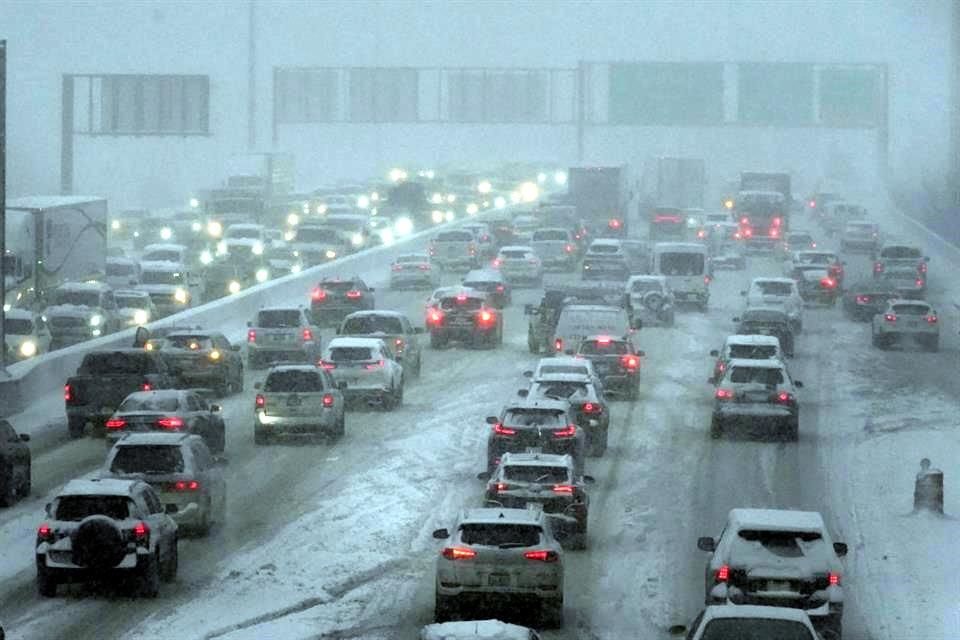 Automovilistas conducen bajo una tormenta de nieve en una carretera de Chicago.