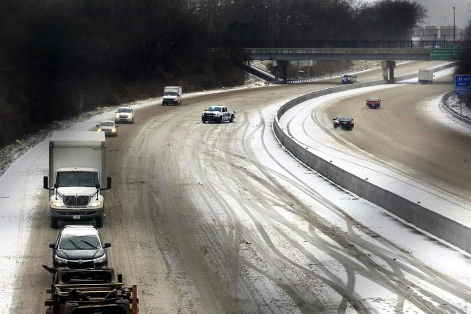 Un vehículo de emergencia bloquea carriles de la Interestatal 44 este, en Nebraska, debido a un choque.