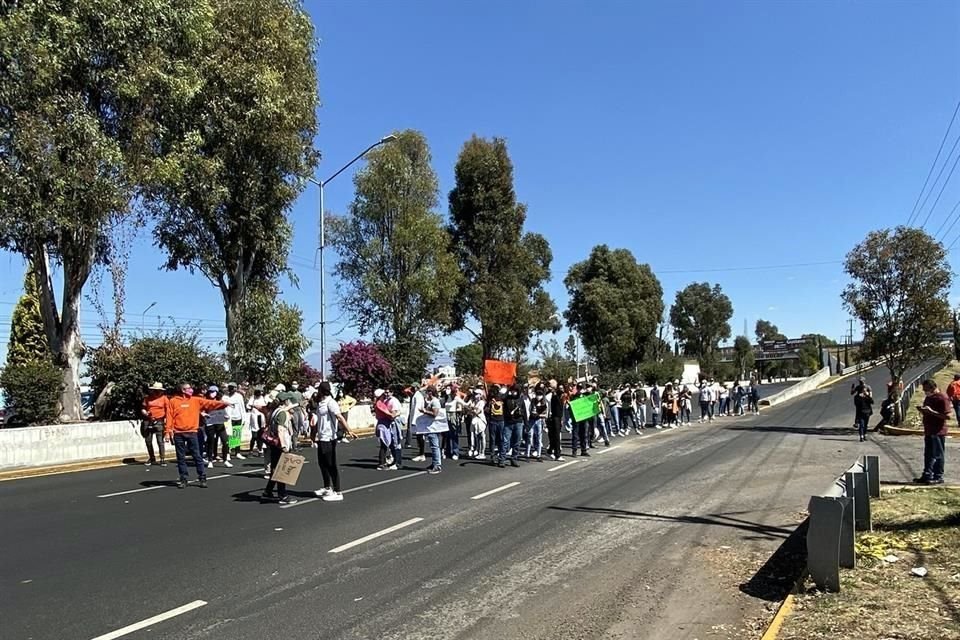Un grupo de alumnos de la UDLAP protestó en el recinto donde se presentaría Marcelo Ebrard, mientras que otro contingente bloqueó un carril de la vía Cholula-Puebla.