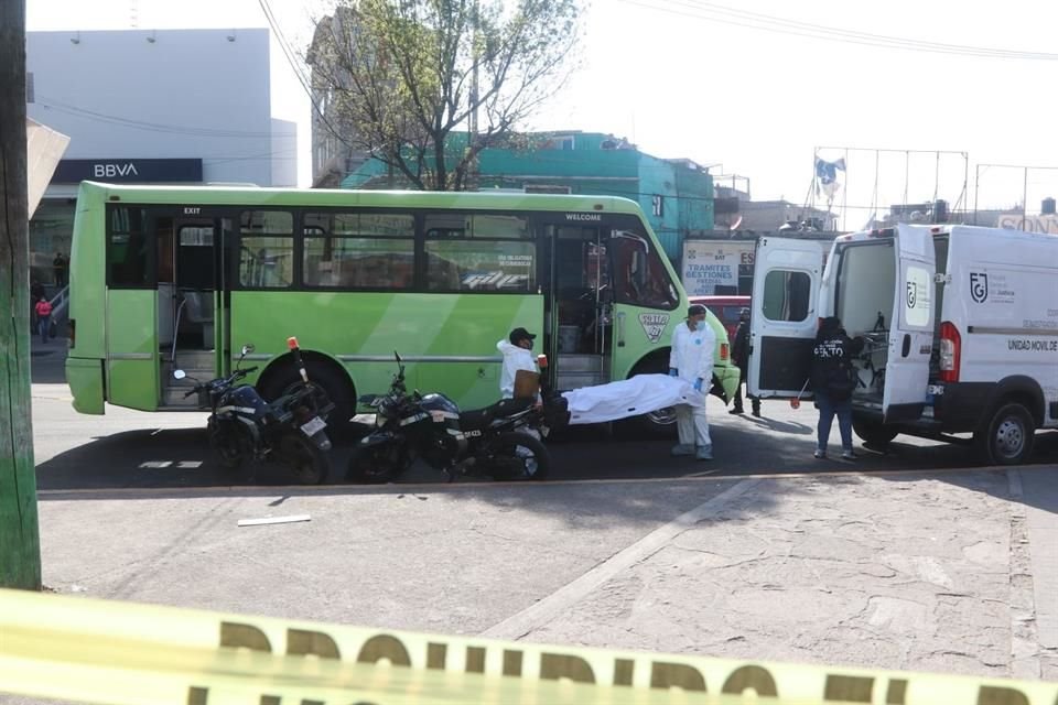 Los policías que atendieron esta emergencia cerraron la circulación en ese punto y pidieron la presencia de paramédicos para confirmar la muerte de la mujer.  