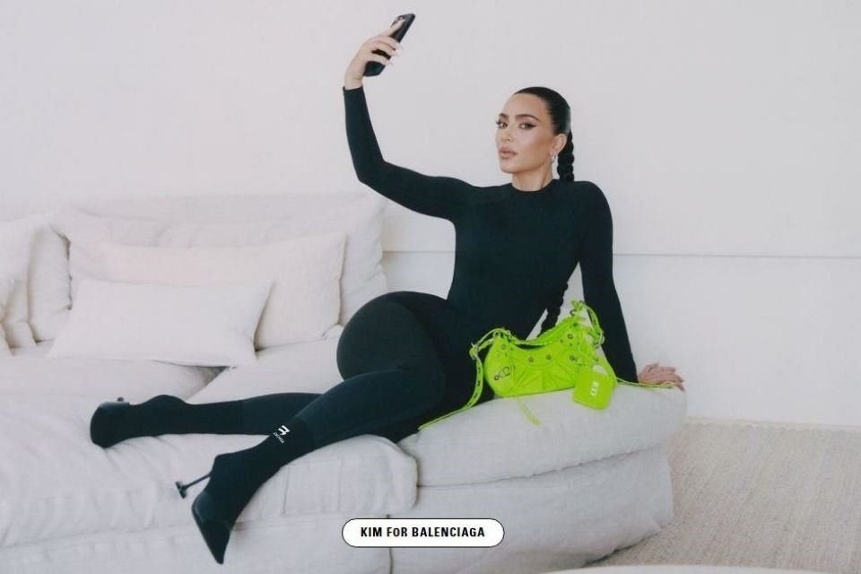 Kim Kardashian y Balenciaga se unen a través de la nueva campaña de la marca de lujo, que es protagonizada por amigos de la marca.