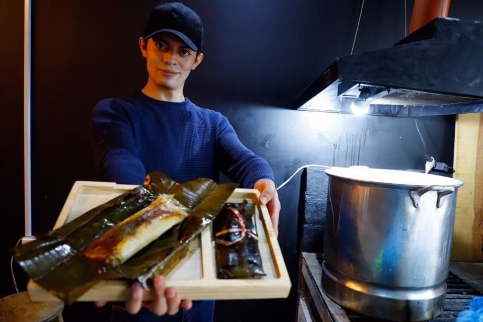 Ante el confinamiento por la pandemia, un actor de teatro y una pintora le entraron al arte de hacer tamales y recientemente inauguraron su negocio en la Anzures.