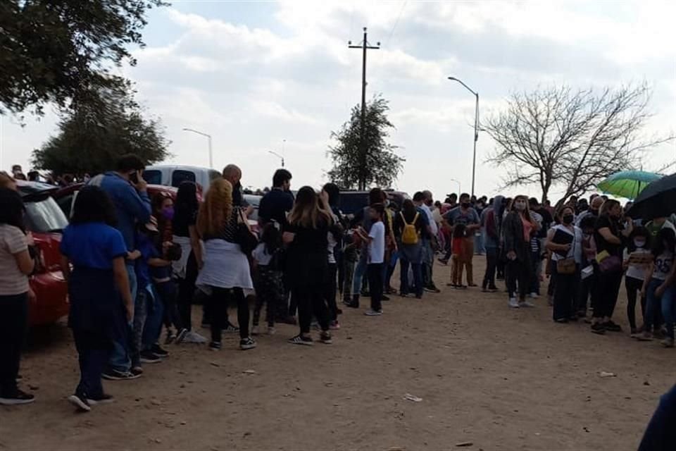 La brigada de vacunación en el Puente Colombia fue abarrotada por cientos de padres y sus hijos que no llevaban cita.