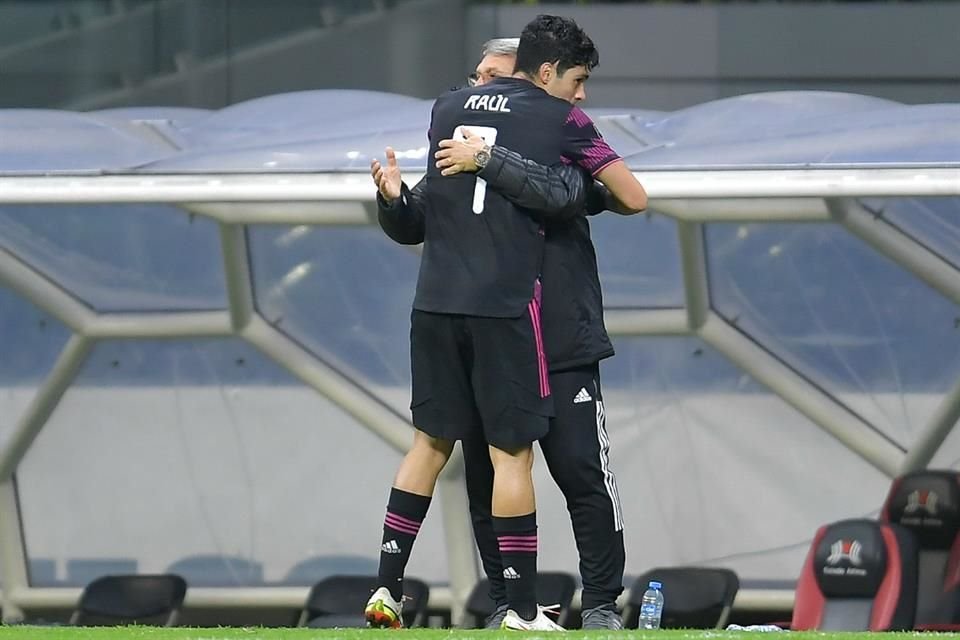 El abrazo de Raúl Jiménez a Gerardo Martino tras el gol.