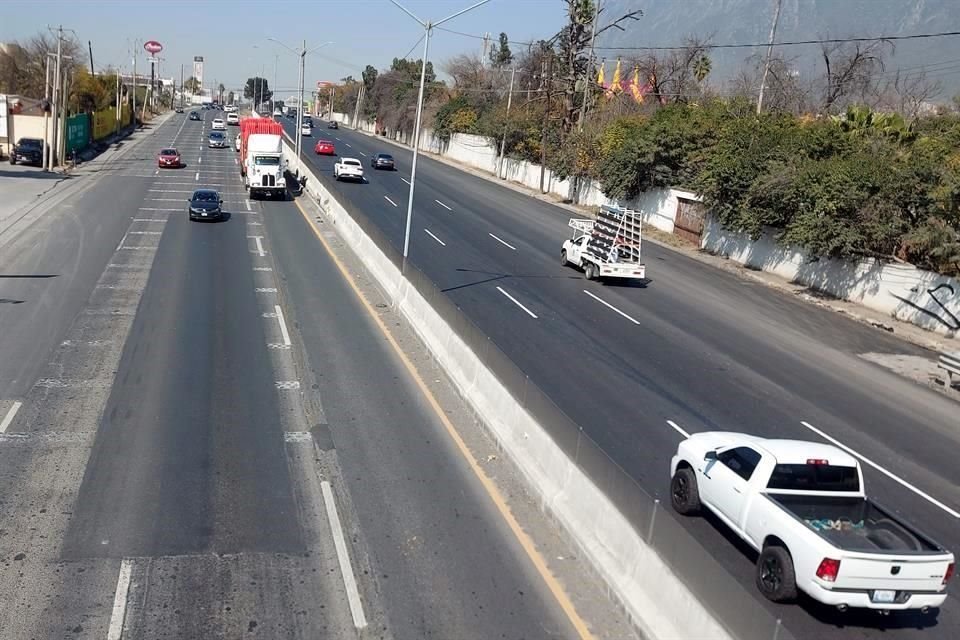 Las obras en el sentido hacia Monterrey (der.) ya fueron casi terminadas y en la circulación contraria quedarán pendientes.