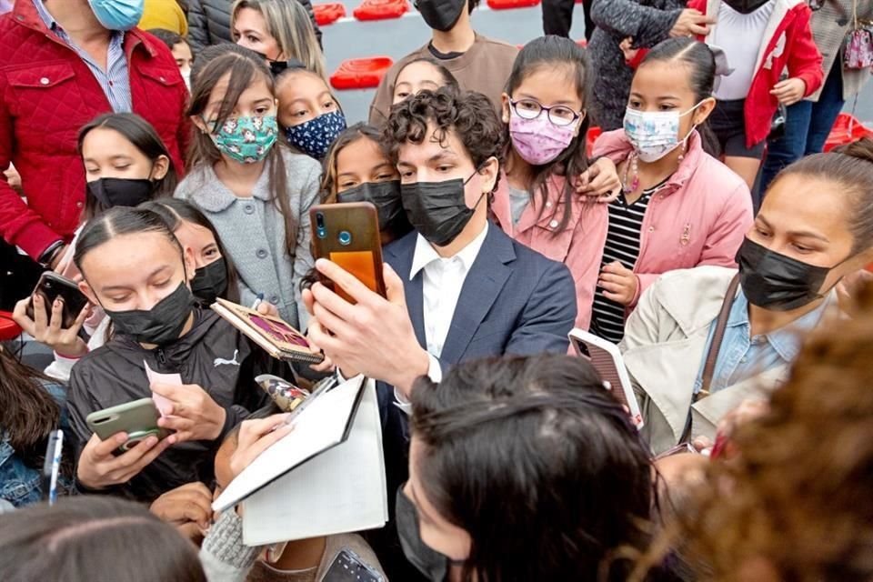 La estrella del ballet accedió a tomarse selfies con niños y jóvenes que asistirán a las academias municipales de ballet.