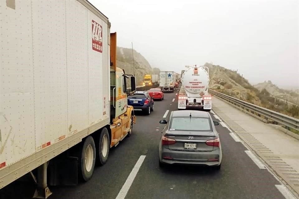 Conductores aseguraron que desde al madrugada está paralizada la vialidad en la Autopista y Carretera libre a Saltillo.