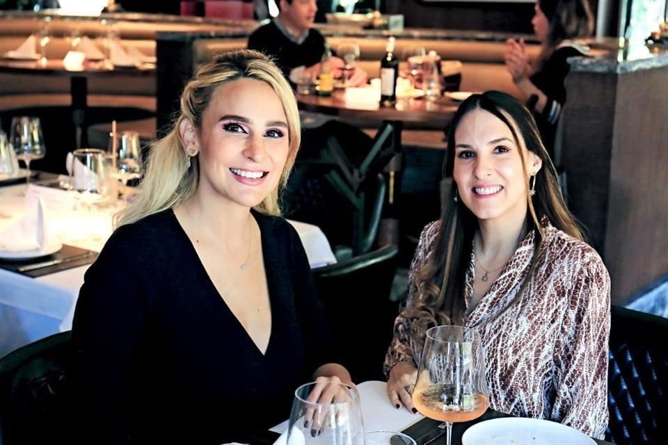 Paola García Yves de Nava y Lorena de la Garza de González