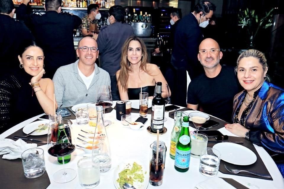 Lilia Ortiz, Manuel Lasheras, Marisol Torre de Navarro, Edmundo Salinas y Liliana Sada