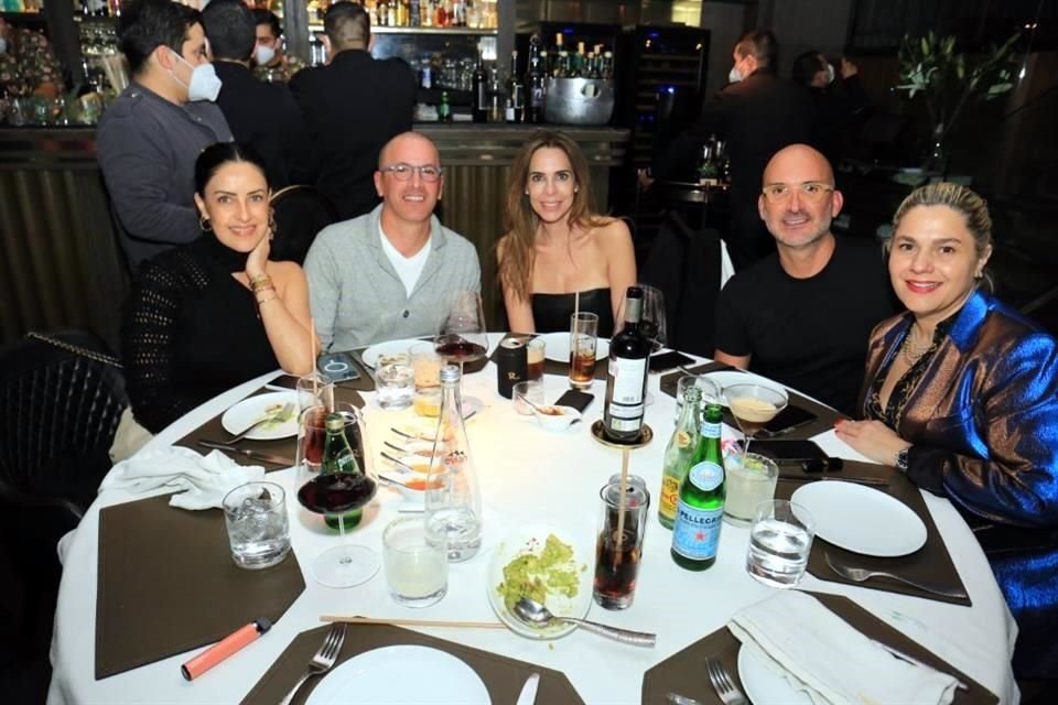 Lilia Ortiz, Manuel Lasheras, Marisol Torre de Navarro, Edmundo Salinas y Liliana Sada