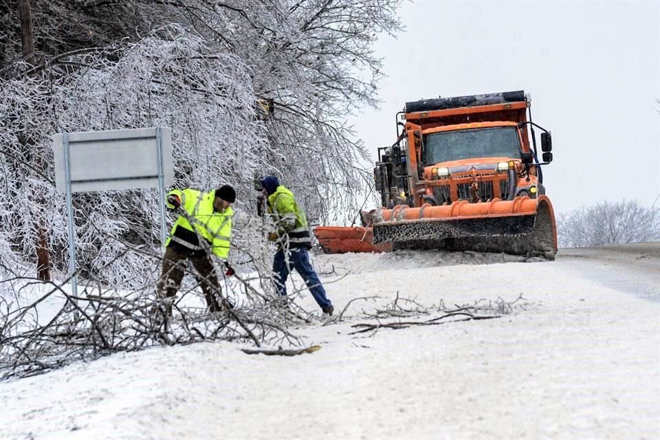Trabajadores remueven un árbol caído en Nuevo Hampshire.