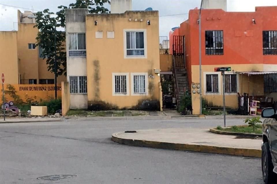 Casas en Villas del Sol, un fraccionamiento de 'huevitos' donde habitan los meseros, cocineros, lavaplatos, afanadoras de hoteles, taxistas, lancheros y hasta policías locales de Playa del Carmen.