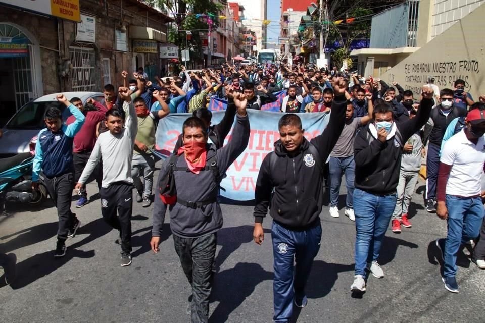 En cinco autobuses arribó a Chilpancingo, Guerrero, un grupo de normalistas para marchar.