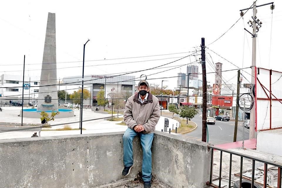 Carlos Salazar, de 66 años, es el único vecino que queda en El Obelisco, lugar de la fundación de Monterrey.