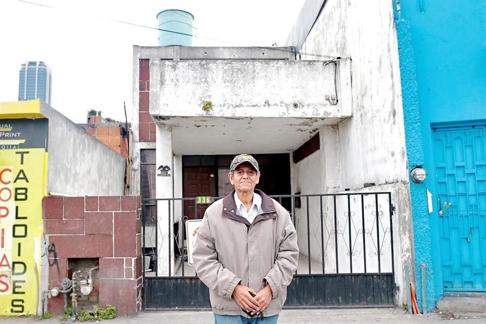 Carlos Salazar, de 66 años, es el único vecino que queda en El Obelisco, lugar de la fundación de Monterrey.
