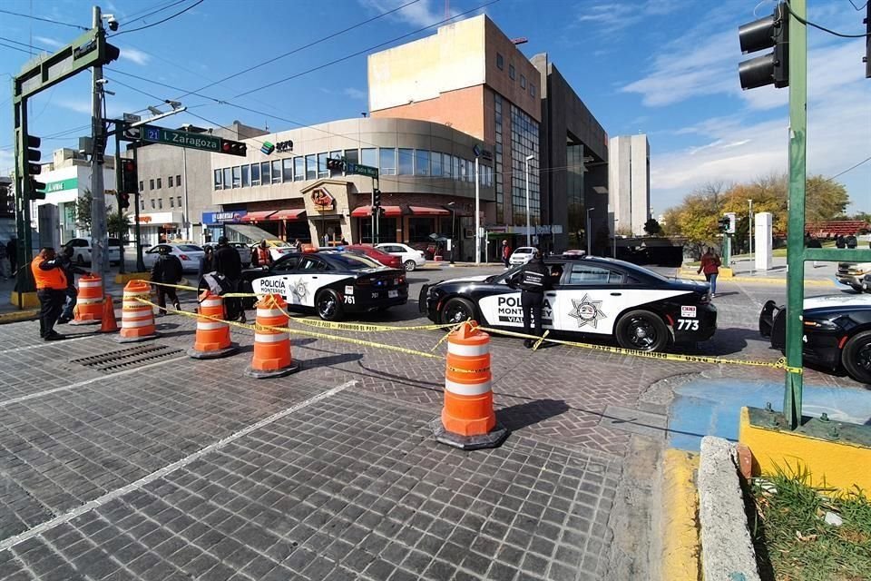 Elementos de Tránsito mantienen cerrado el tramo de Zaragoza, entre Padre Mier e Hidalgo, para la interconexión de los pozos.