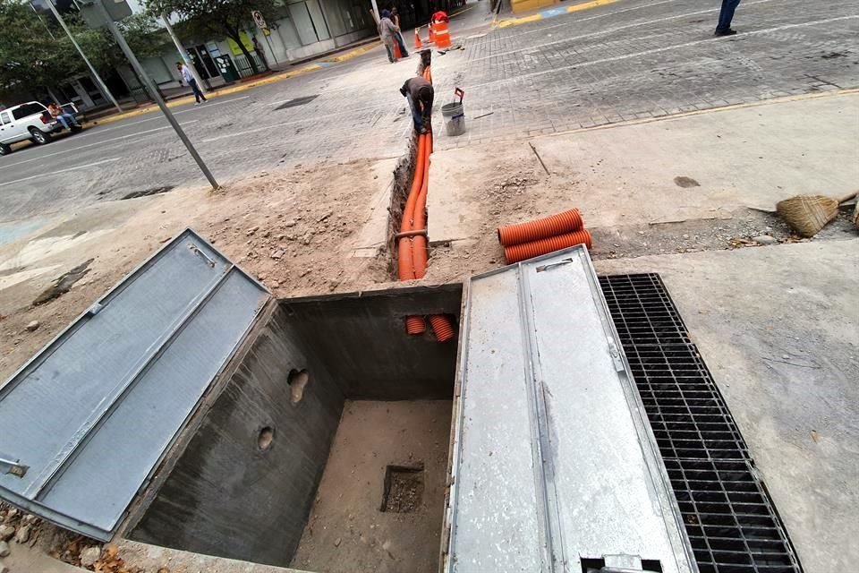 Elementos de Tránsito mantienen cerrado el tramo de Zaragoza, entre Padre Mier e Hidalgo, para la interconexión de los pozos.